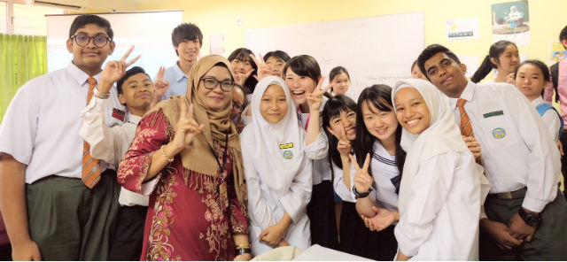 日本とマレーシアの高校生たちで集合写真