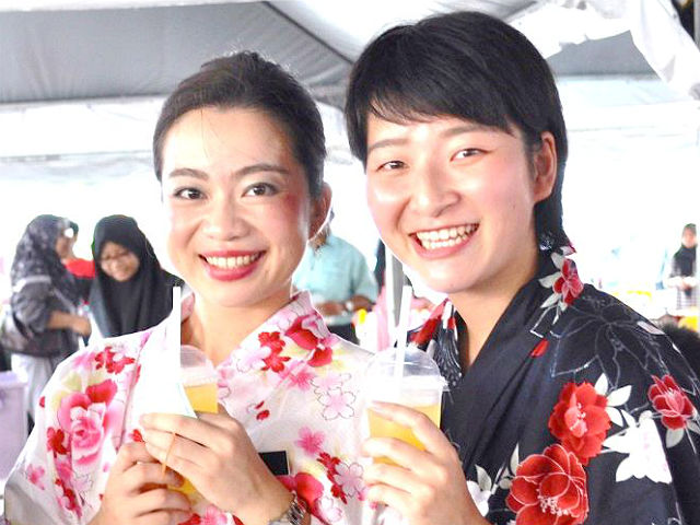 坂下さんと日本語パートナーズの仲間と浴衣を着た記念写真
