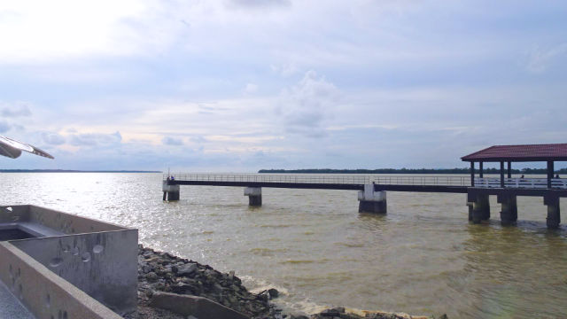 桟橋のある水辺の風景写真
