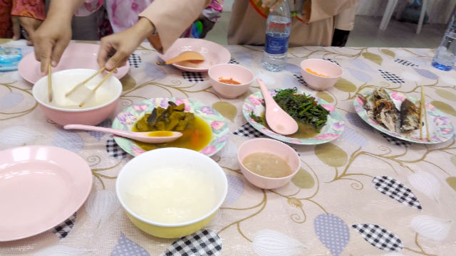 ブルネイ伝統料理づくりの様子の写真