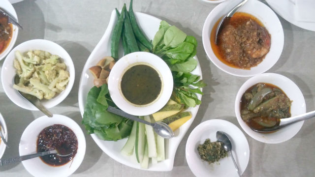 エビの煮込み、野菜、薬味が並んでいるミャンマー料理の写真