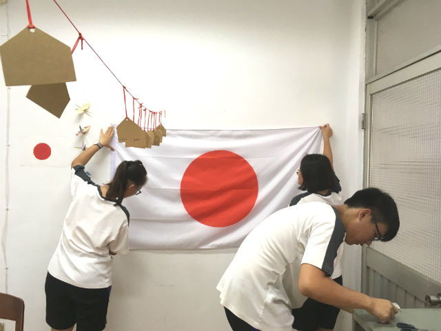 絵馬や日本国旗で飾り付ける生徒たちの写真