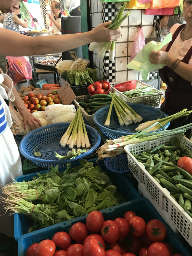 市場の野菜売り場の写真