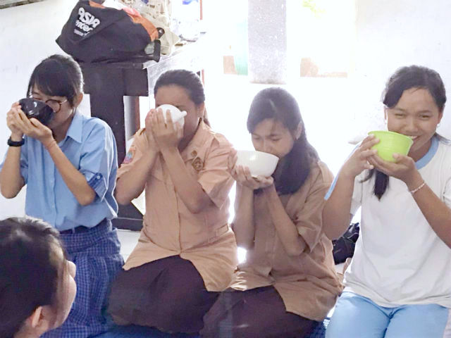 抹茶を飲む生徒たちの写真