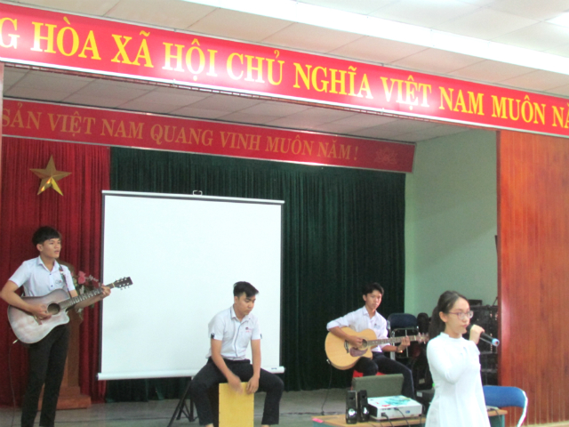 歌をプレゼントしてくれたベトナムの生徒たちの写真