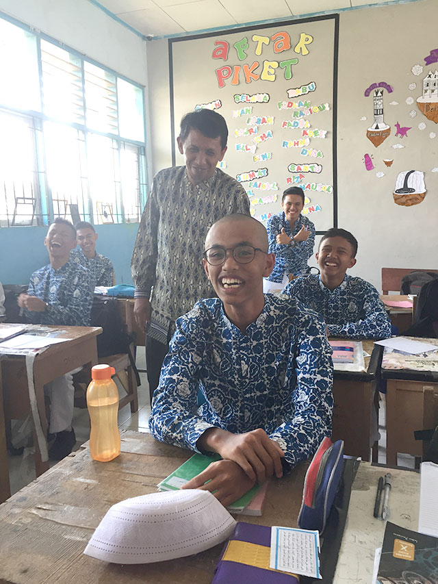 教室での先生と生徒の写真