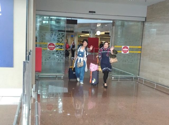 空港で再会した坂下さんと坂田さんの写真1