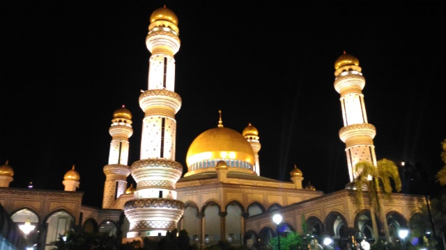 ライトアップされたモスクの写真