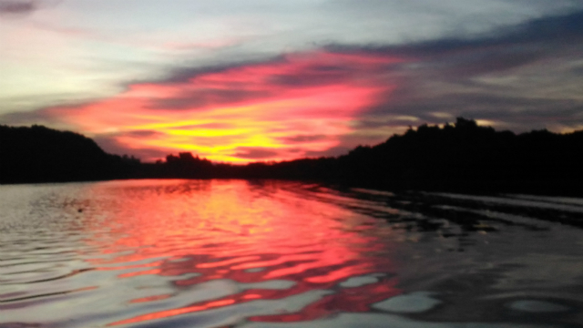 水上の美しい夕焼けの写真