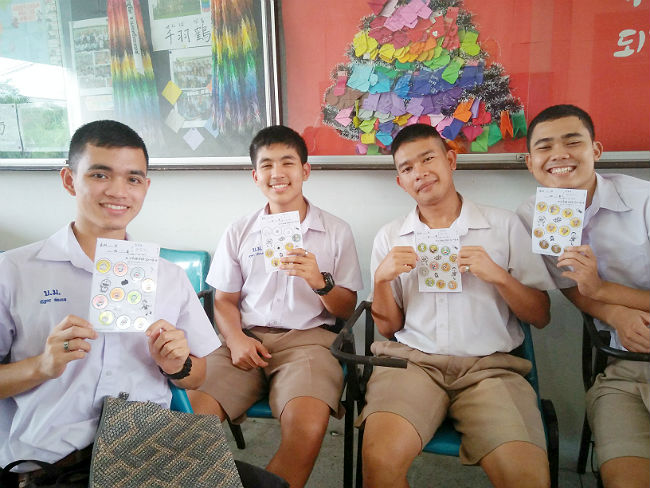 カードを持った笑顔の生徒たちの写真