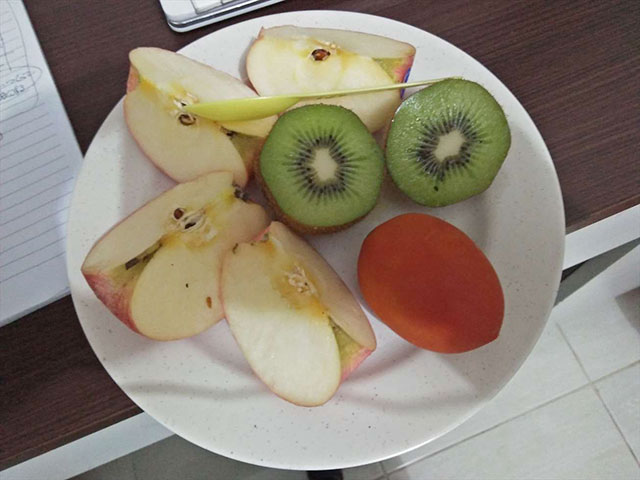 りんごやキウィなどの果物の写真