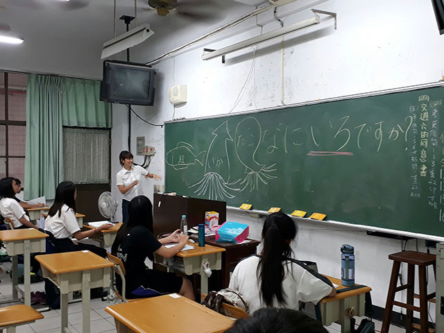 黒板にイラストとひらがなを描いて説明している石川さんの写真