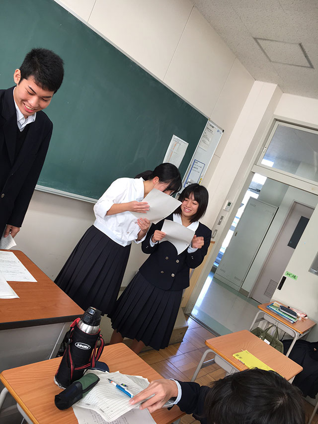 笑顔で手紙を読み合う日本の高校生たちの写真