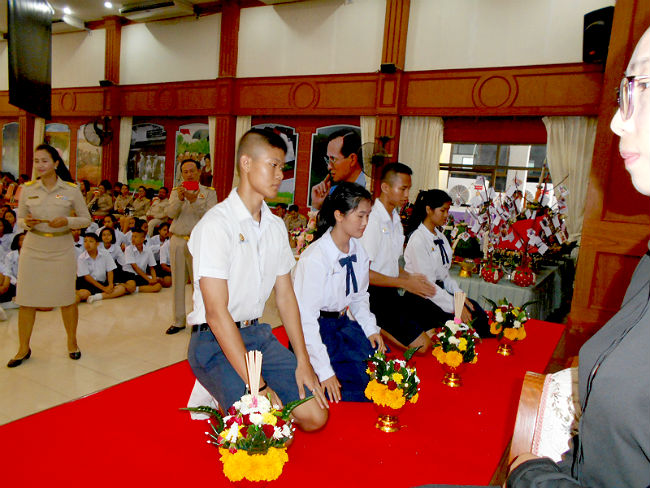 日本語パートナーズ タイ ブリラム ワンワーイクルー（教師を敬う日）の式典に参加する生徒たち
