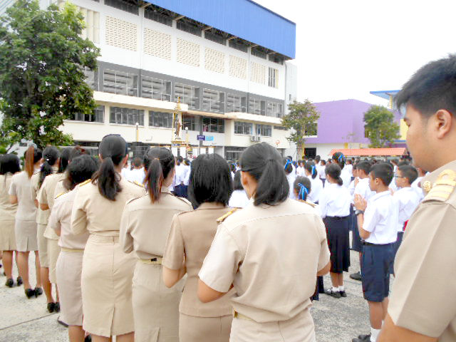 日本語パートナーズ タイ ブリラム 毎朝の朝礼では先生も生徒も並んで祈りを捧げます