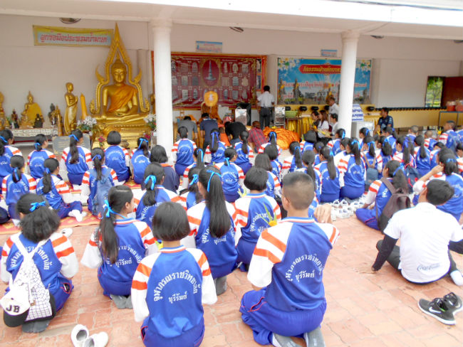 日本語パートナーズ タイ ブリラム放課後に全校生徒が揃ってお寺に参詣する姿