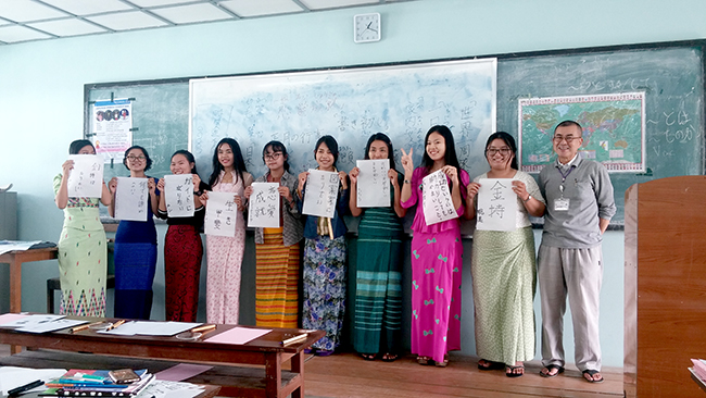 日本語パートナーズ ミャンマー マンダレー 日本文化紹介 半紙に書初めを完成させた女子学生たち