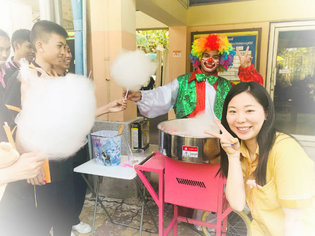 日本語パートナーズ タイ サムットプラカーン校内に綿飴を売るピエロが登場
