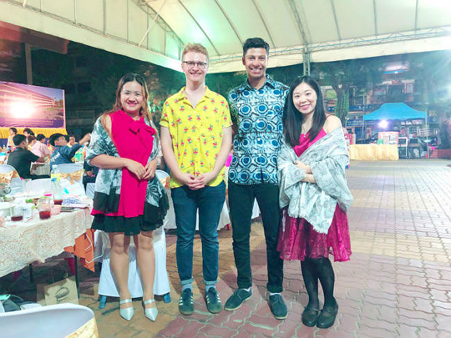 日本語パートナーズ タイ サムットプラカーン カラフルデーを楽しむ外国人教師たち