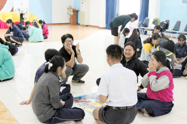 日本語パートナーズ タイ ウッタラディット すごろくを楽しむ生徒たち