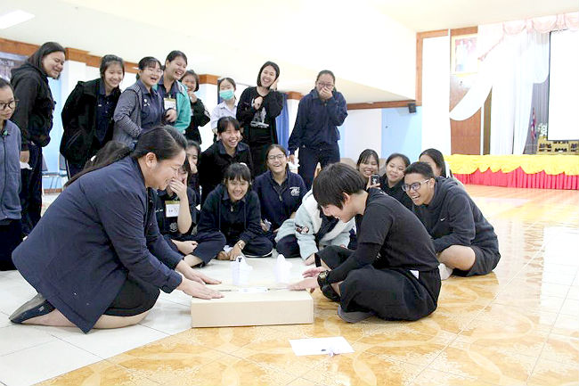 日本語パートナーズ タイ ウッタラディット 紙相撲はカウンターパートの先生と生徒が対戦 はっけよい、のこった