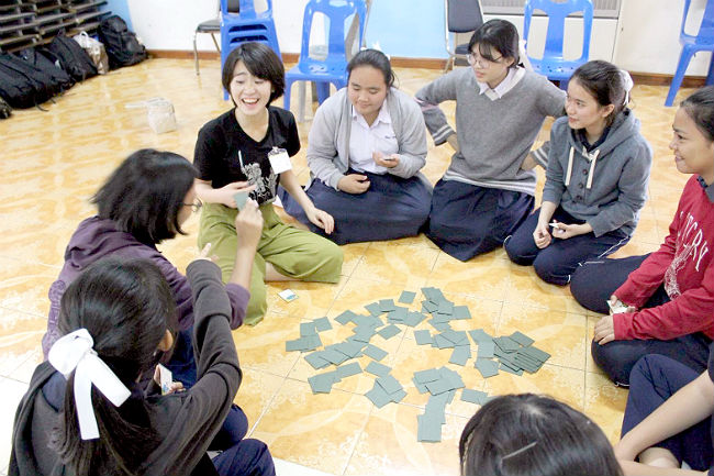 日本語パートナーズ タイ ウッタラディット はじめて百人一首で遊ぶ生徒たち