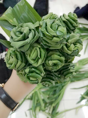 日本語パートナーズ タイ ウッタラディット バイトゥイの葉で作った花のブーケ