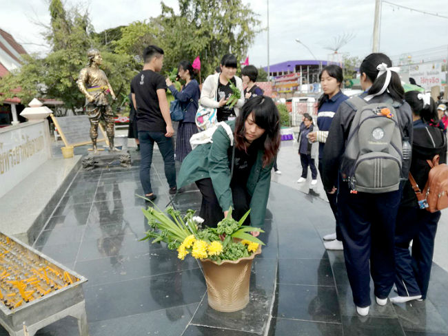 日本語パートナーズ タイ ウッタラディット バイトゥイの花のブーケは県の英雄であるプラヤーピチャイさまの銅像に捧げます