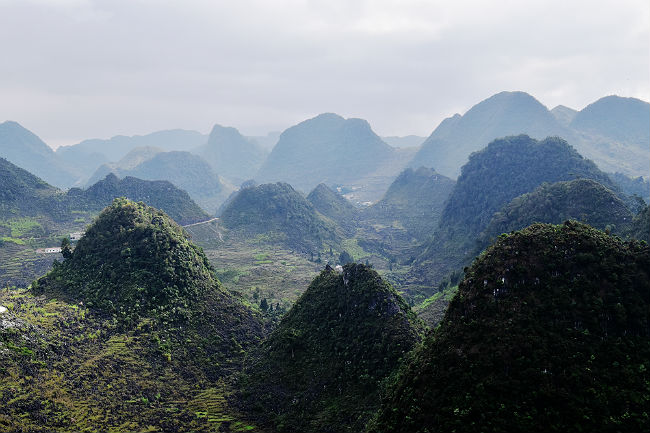 山々が連なるハザン省の風景写真