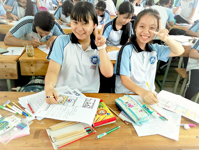 日本語パートナーズ ベトナム バリアブンタウ 課題に一生懸命取り組む女子生徒たち