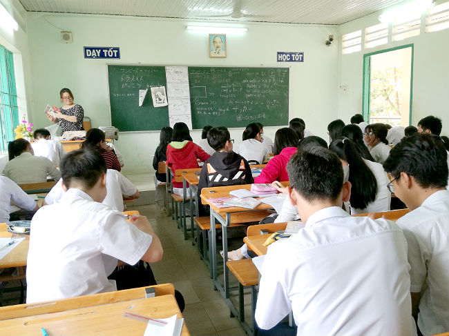 日本語パートナーズ ベトナム バリアブンタウ 黒板には生徒が知りたい日本語がどんどん書き出されます