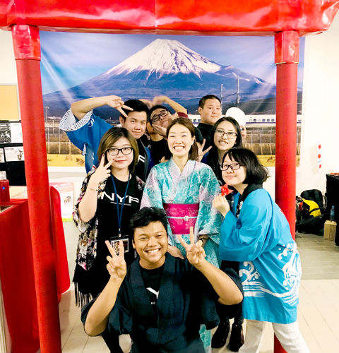 日本語パートナーズ シンガポール 学生たちと記念撮影