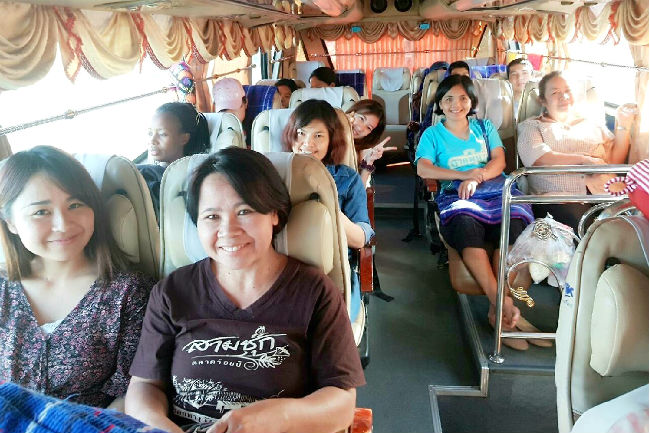日本語パートナーズ タイ ウボンタチャタニー バス移動の車中も楽しく過ごします