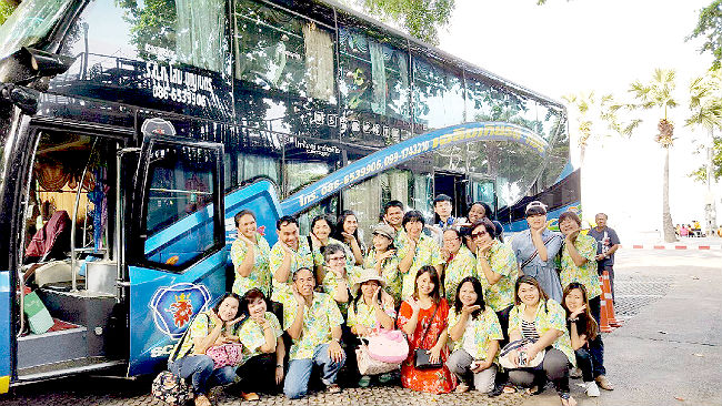 日本語パートナーズ タイ ウボンタチャタニー バスを降りたらまずは記念写真を撮影です