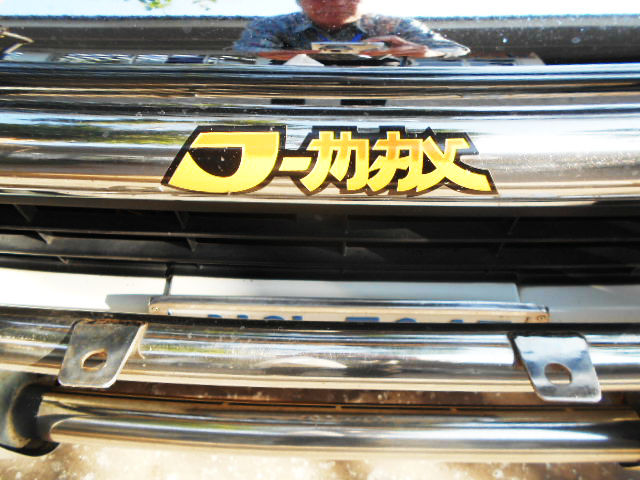 カタカナ風な文字をアルファベットで読ませるクイズ4 車種のメーカーとは別の製品ロゴ
