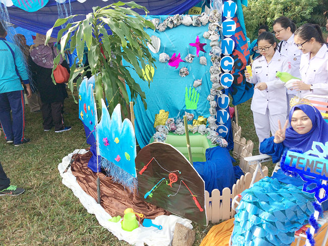 日本語パートナーズ マレーシア ジョホール州 運動会のテーマ「水槽」にちなんで人魚の格好をする生徒