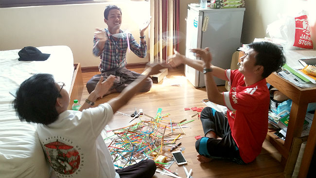 日本語パートナーズ ミャンマー マンダレー 2年生の男子学生と紙トンボを大量に作成しました