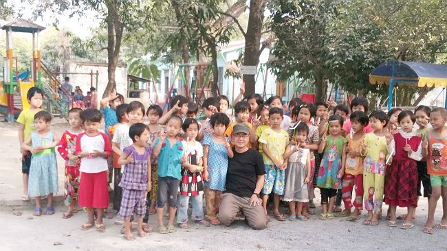 日本語パートナーズ ミャンマー マンダレー 孤児院の子供たちと記念撮影