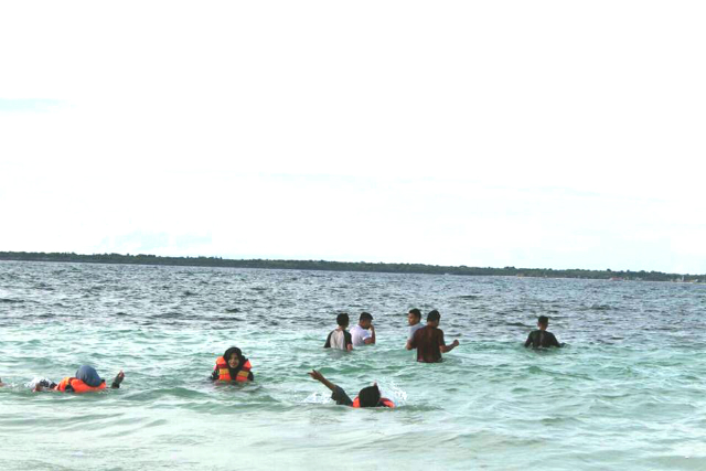 日本語パートナーズ、インドネシア、海で着衣のまま泳ぐ生徒たち