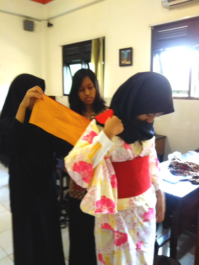 日本語パートナーズ、インドネシア、東ジャワ州、浴衣を着る生徒たち
