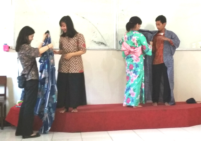日本語パートナーズ、インドネシア、東ジャワ州、浴衣を着る生徒たち