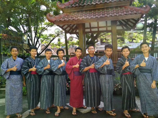 日本語パートナーズ、インドネシア、東ジャワ州、浴衣を来てポーズをとる生徒たち