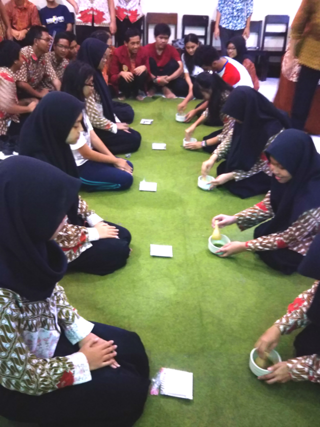 日本語パートナーズ、インドネシア、東ジャワ州、茶道を体験する生徒たち