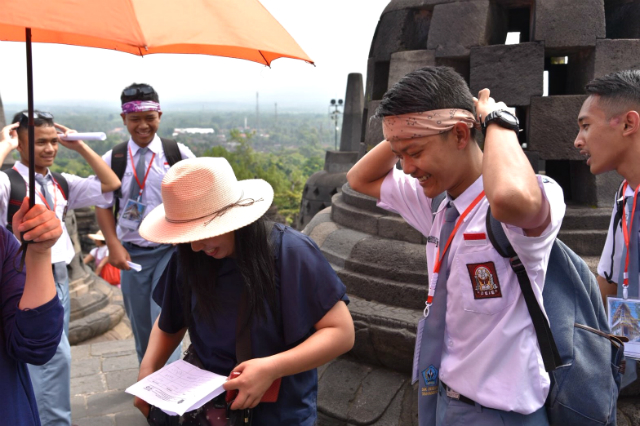インドネシア、世界遺産のボロブドゥールで、職業訓練高校の生徒たち