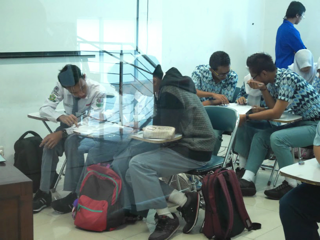 日本語パートナーズ、インドネシア クイズ大会に臨む生徒たち