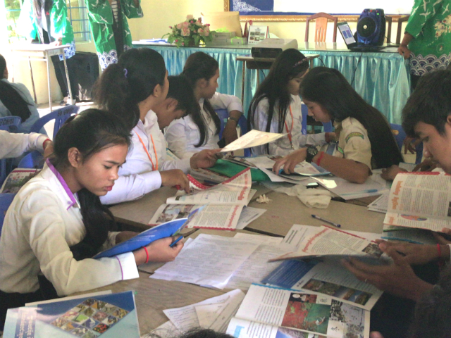 日本語パートナーズ、カンボジア プノンペン、資料を見て考える生徒