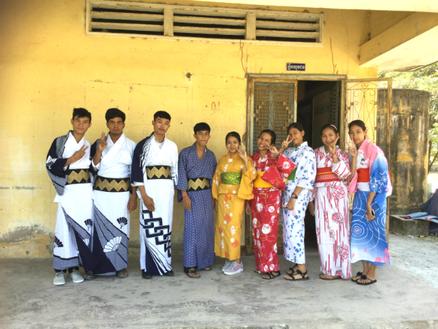 日本語パートナーズ、カンボジア プノンペン、浴衣を着てポーズをとる生徒