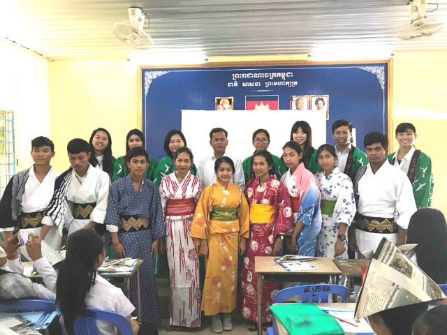 日本語パートナーズ、カンボジア プノンペン、浴衣を着てポーズをとる生徒