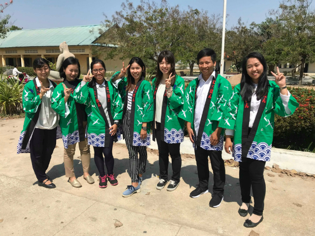 日本語パートナーズ、カンボジア プノンペン、法被を着て記念撮影する生徒たち