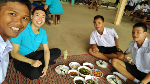 日本語パートナーズ、タイの食堂での生徒との食事の様子